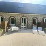 Bed & Breakfast Aux Ecuries Du Chateau Contremoulins