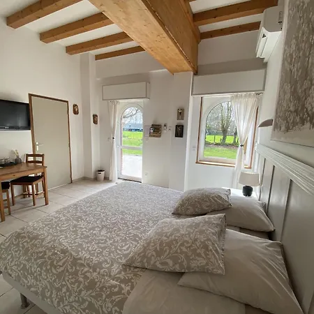 D'hotes Aux Ecuries Du Chateau Bed & Breakfast *