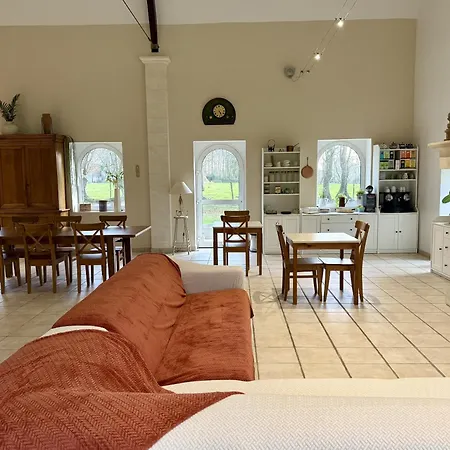 D'hotes Aux Ecuries Du Chateau Bed & Breakfast Contremoulins